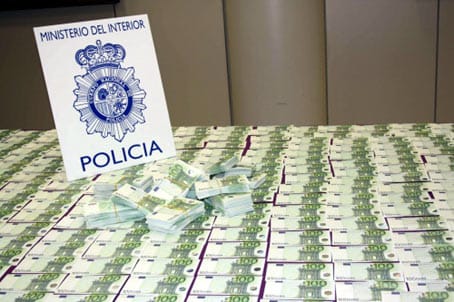 Billetes falsos de 100 euros decomisados por la Policía.