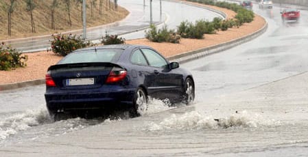 Conducir con lluvia, peligroso cuando hay riadas.