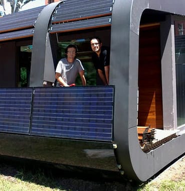 Los autores de la patente, con un ejemplo de su muro que guarda el calor para el invierno.