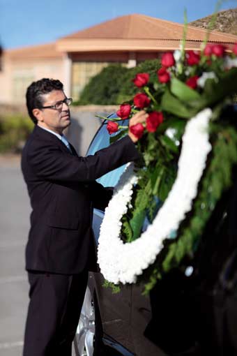 Coche fúnebre que traslada a un difunto al crematorio para su incineración.