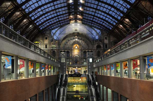 Interior de la Estación Central de Amberes, la 'Gare Central'.