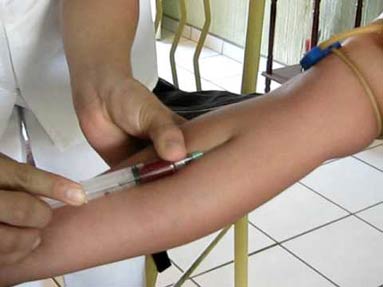 Una persona está en el médico mientras que le sacan sangre para un análisis.