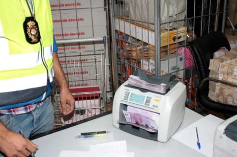 Dinero intervenido en el polígono industrial Cobo Calleja durante la operación 'Emperador'.