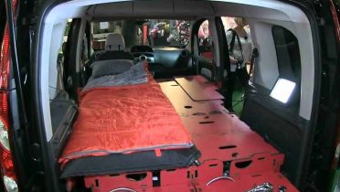 El coche que se convierte en casa casi como una autocaravana se llama RoomBox