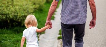 Los abuelos pasan más tiempo con los nietos por los trabajos de los padres
