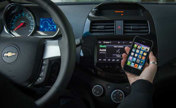 Los Chevrolet modelos Aveo y Spark se sincronizan con el iPhone y se puede dar órdenes con el Siri.