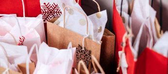 bolsas con regalos navideños