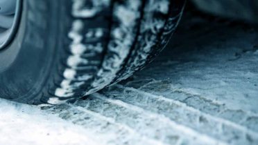 Ponte guantes y otros 6 consejos para poner las cadenas del coche con nieve