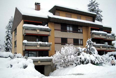 Edificio de viviendas cubierto por la nieve.