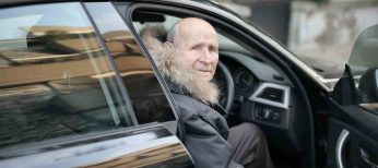 ¿Límites funcionales de los conductores con la edad? La mitad de los mayores de 80 años prefiere su coche al transporte público