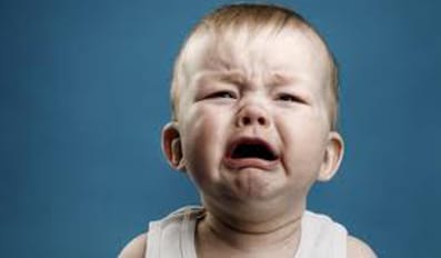 Un bebé llora.