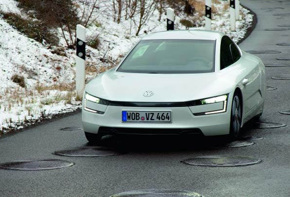 Fotos del XL1 de Volkswagen, desde el frente mostrando su parte delantera.
