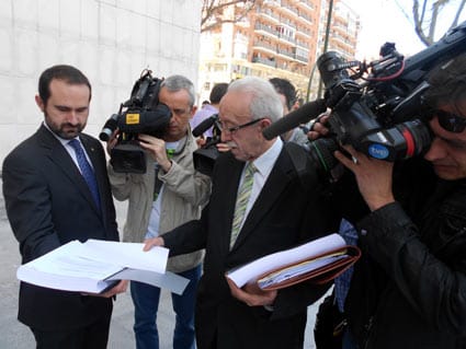 Manuel Pardos, en el centro, presentando la demanda civil de los afectados por las preferentes de Bankia.