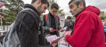 Empleado de Adecco explica a jóvenes cómo buscar trabajo.