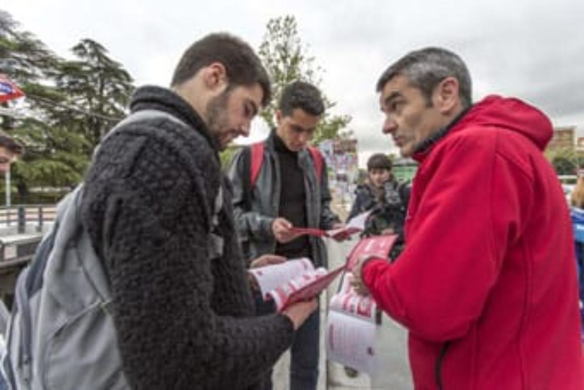 Empleado de Adecco explica a jóvenes cómo buscar trabajo.