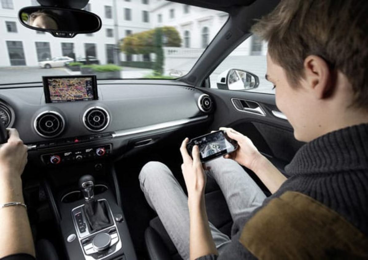 Imagen de cómo el sistema Audi Connect conecta el teléfono con el coche.