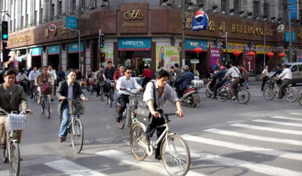 Ciudadanos se desplazan en bicicleta por la ciudad.