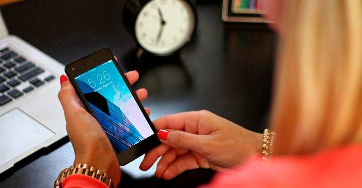 Si no me dejas tener mi teléfono en el trabajo, no quiero el empleo