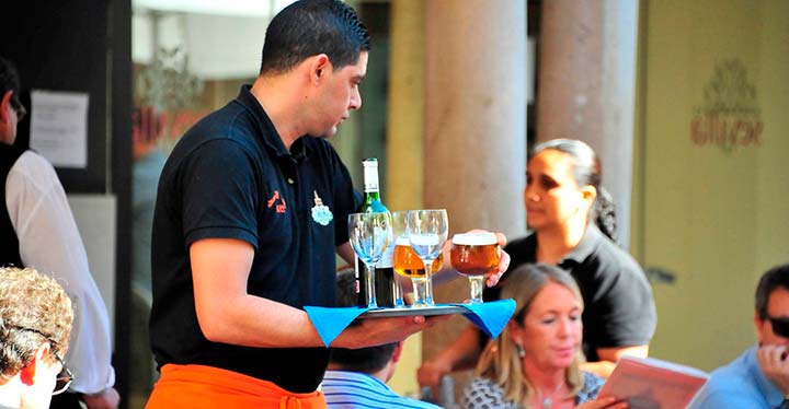 Camareros, personal de aeropuertos, transportistas y teleoperadores, trabajos más requeridos este verano