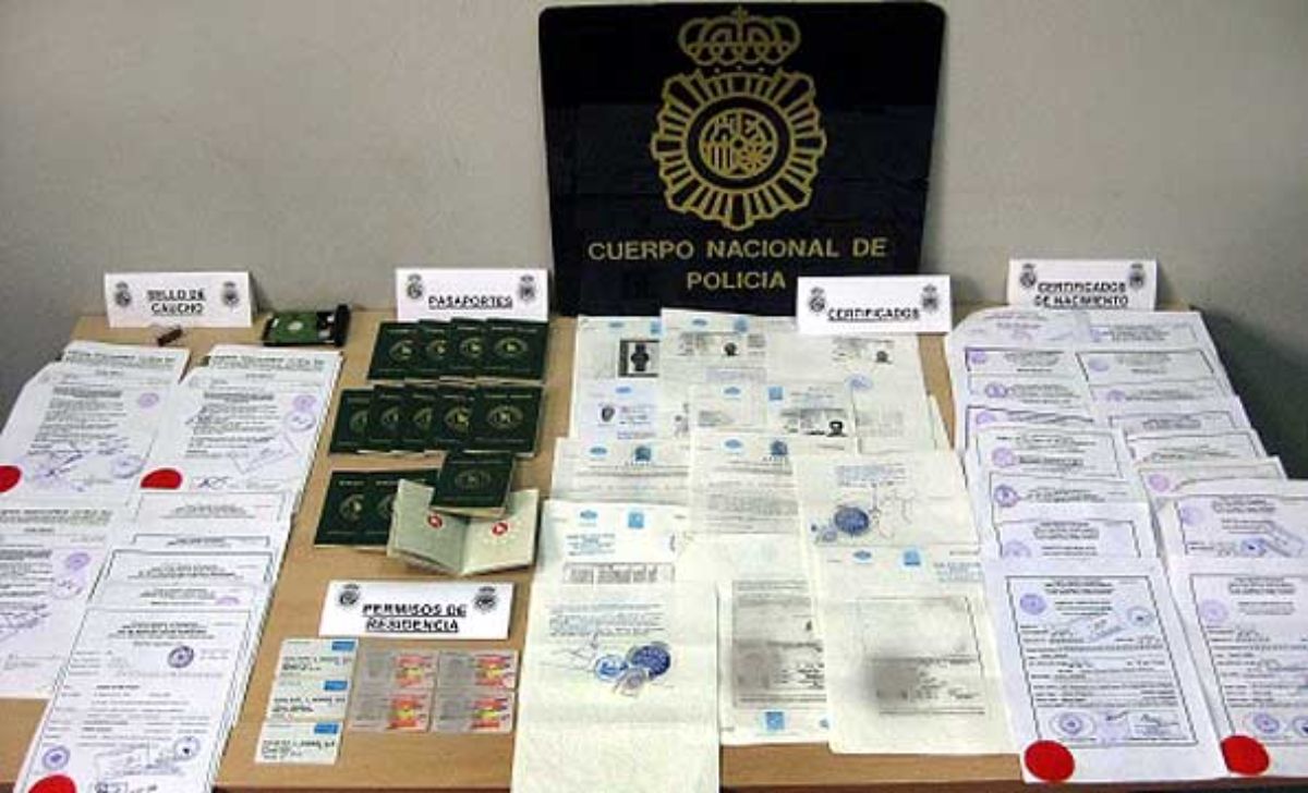 Certificados falsos de la red de ciudadanos de Bangladesh que conseguía la nacionalidad española para sus compatriotas.