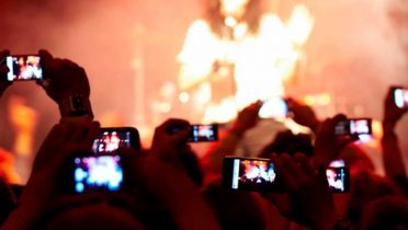 El smartphone acaba con mecheros y cámaras en los conciertos