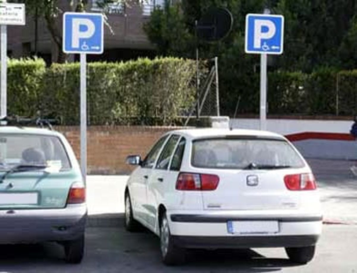 Plaza de parking para minusválidos.