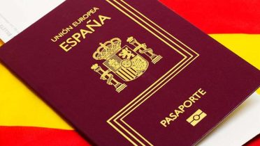 Los 270.000 nuevos nacionalizados españoles empezarán a jurar la Constitución desde la próxima semana