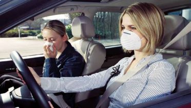 Por qué huele mal el aire acondicionado del coche