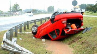 El accidente de tráfico más común es salirse y volcar con el coche.