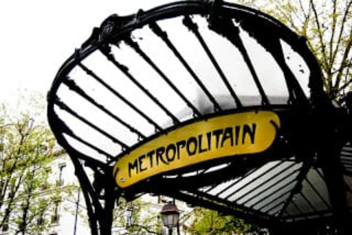 Entrada a la famosa parada del Metropolitain del metro de París.