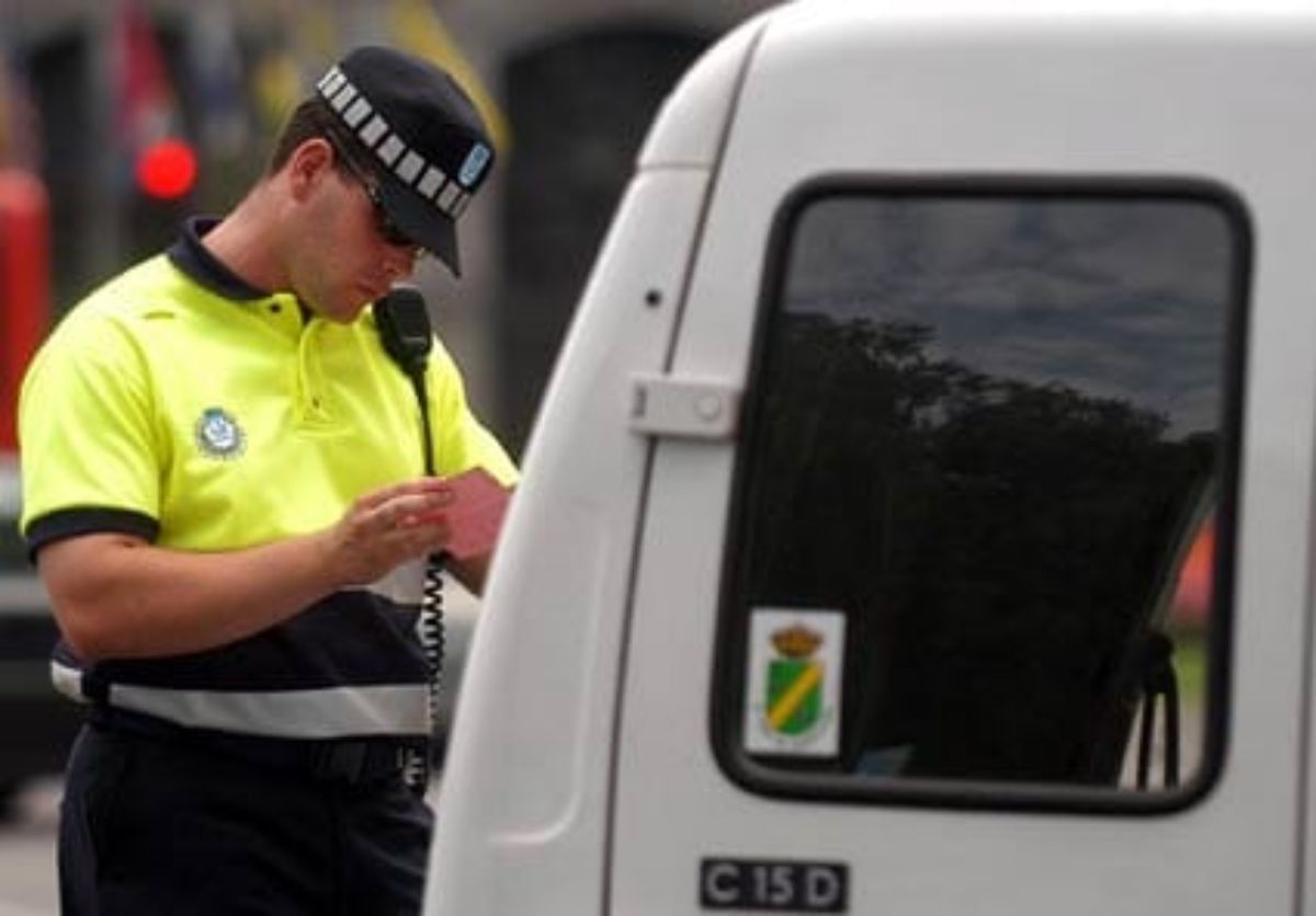 Un Agente de Movilidad pone una multa en Madrid.