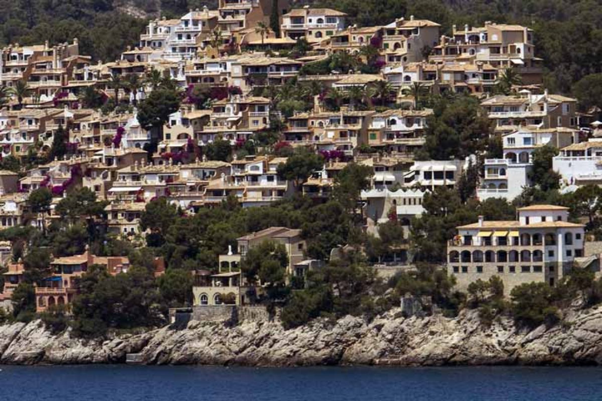 Construcciones de viviendas en la costa de Calvà, en Mallorca, donde se puede ver los estragos del ladrillo frente a la costa.