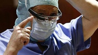 El doctor Pedro Guillen usa las Google Glass.