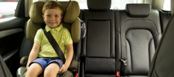 Un niño en la silla del coche perfectamente instalada.