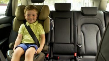Sillas infantiles: Cómo deben viajar los niños en el coche, Análisis en  español