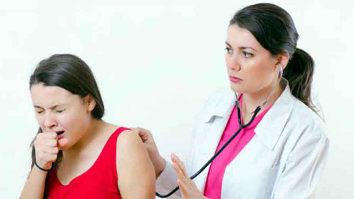 Doctora y paciente con tos