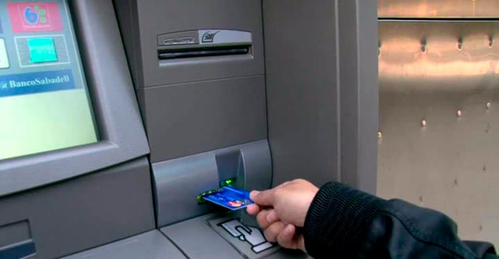 Las tarjetas de crédito y de débito, la forma de pago preferida después de pagar en efectivo con monedas y billetes-1