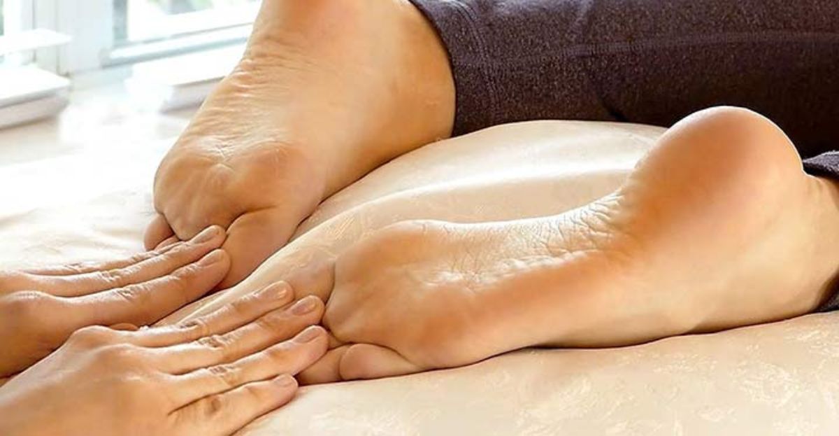 Cómo masajear los pies a una mujer.