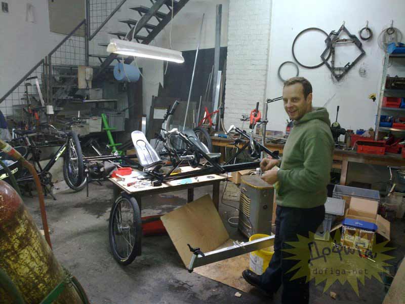 Taller donde un hombre va a montar un porsche