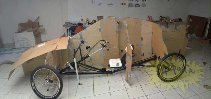 Montaje de la estructura exterior del Porsche con cartón y metal