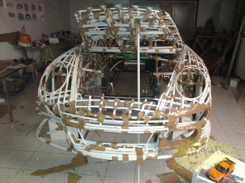 Montaje del capó del vehículo