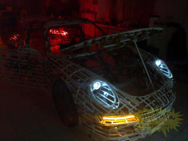 Capó levantado y luces delanteras encendidas