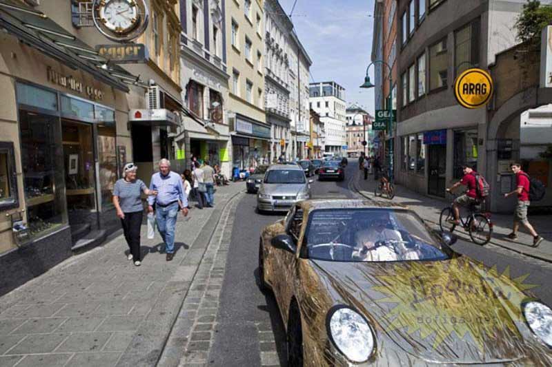 Porsche circulando por la calle