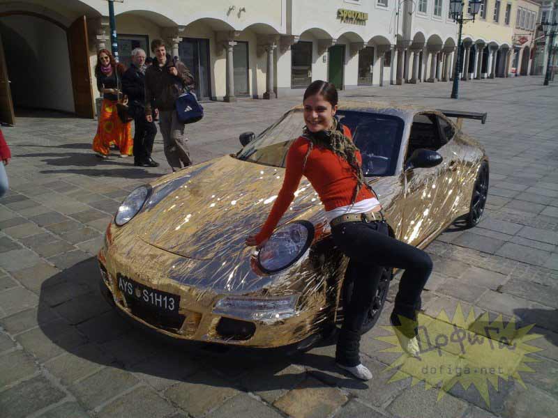 Porsche aparcado en una plaza