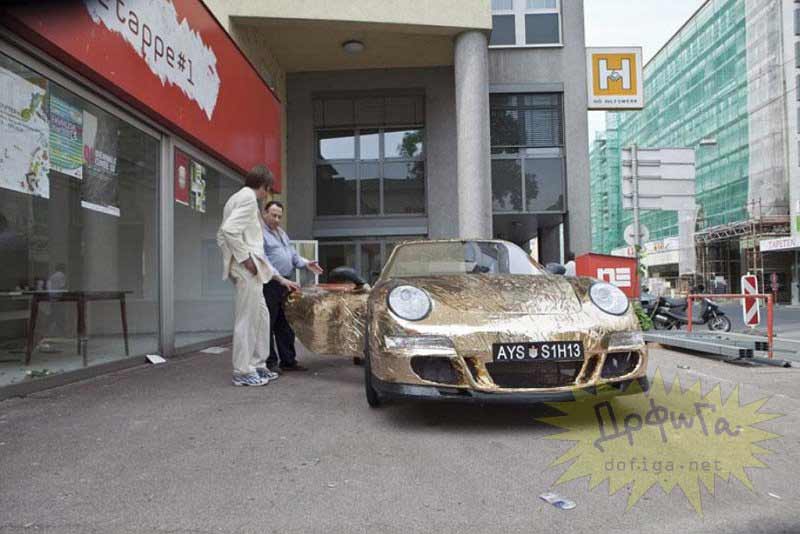 Porsche con matrícula aparcado en la calle