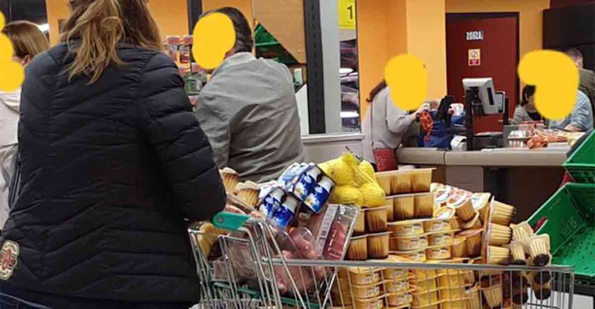 Compra compulsiva de flanes, natillas y yogures