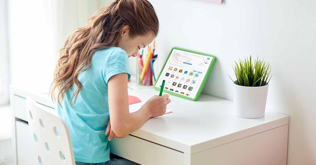 Niña estudiando en casa con una tableta y apps educativas