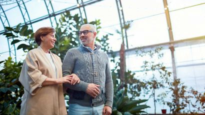 Dos personas mayores de 50 años paseando.