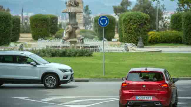 Vehículos entrando a una rotonda