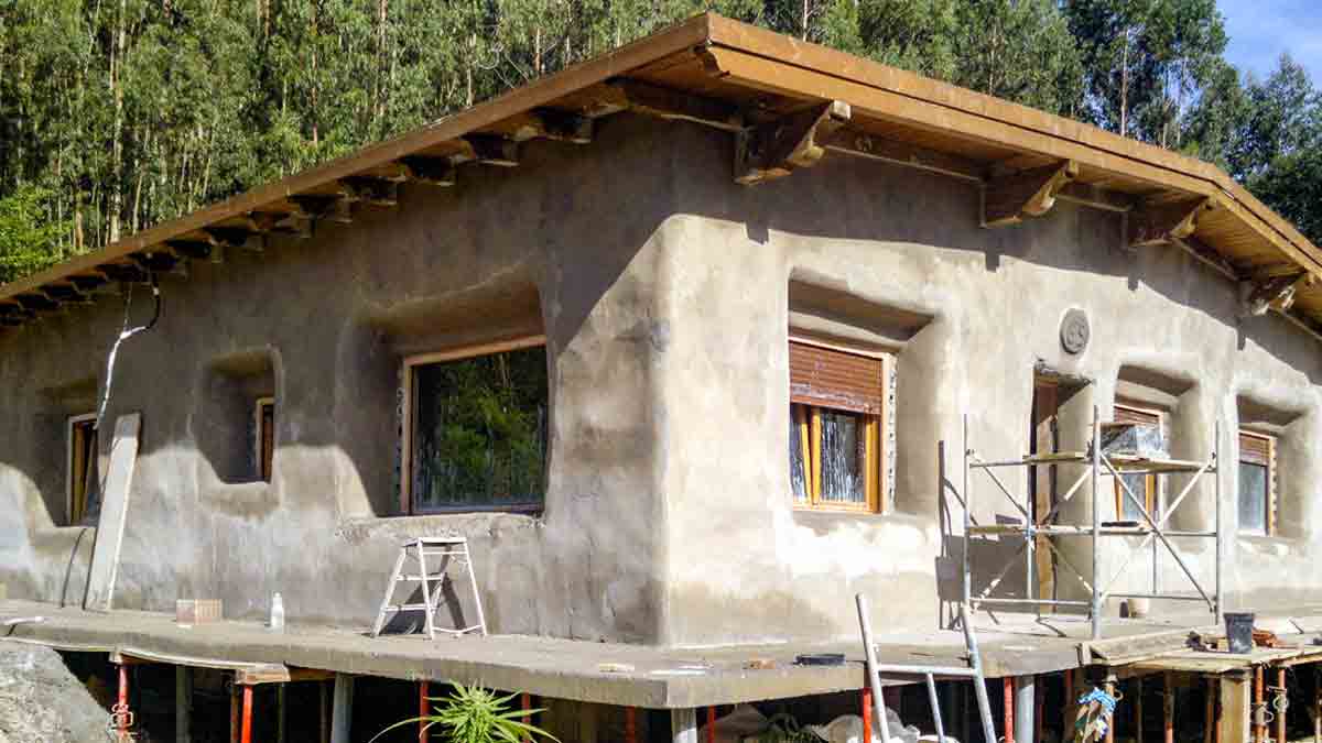 Casa prefabricada de paja y madera